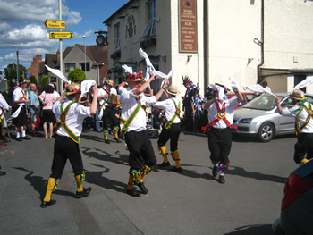 packington morris at the pub 09